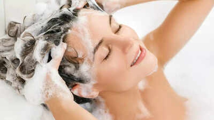 Đừng gội đầu theo cách này: 7 sai lầm khi gội đầu này sẽ làm hỏng chân tóc và cản trở sự phát triển của tóc
