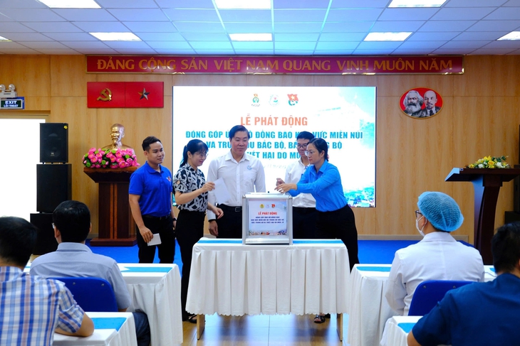 Bệnh viện Đa khoa Thủ Đức quyên góp ủng hộ đồng bào bị lũ lụt- Ảnh 1.