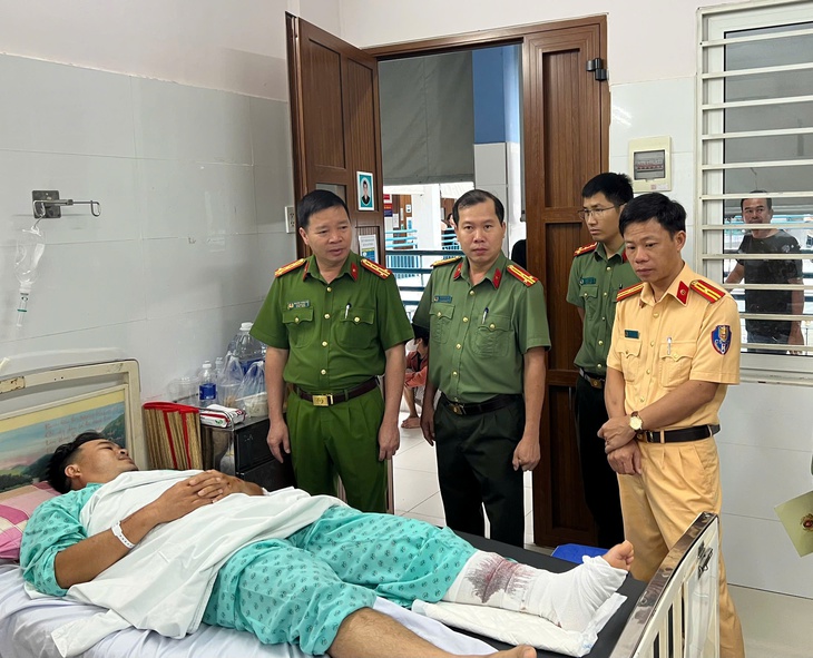 Trung tá CSGT bị đâm gãy chân khi chặn xe chạy quá tốc độ- Ảnh 2.
