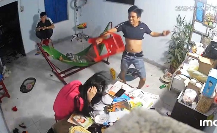Công an thông tin vụ anh trai dùng ghế đánh tới tấp vào đầu em gái- Ảnh 1.