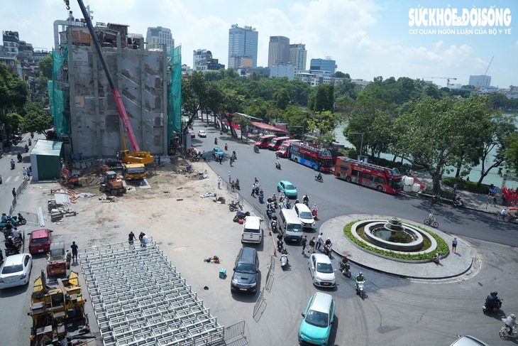 Cận cảnh tháo dỡ Hàm Cá mập và một phần nhà hàng Thủy Tạ bên hồ Gươm- Ảnh 2. Cận cảnh tháo dỡ Hàm Cá mập và một phần nhà hàng Thủy Tạ bên hồ Gươm- Ảnh 2.