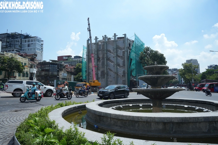 Cận cảnh tháo dỡ Hàm Cá mập và một phần nhà hàng Thủy Tạ bên hồ Gươm- Ảnh 3. Cận cảnh tháo dỡ Hàm Cá mập và một phần nhà hàng Thủy Tạ bên hồ Gươm- Ảnh 3.