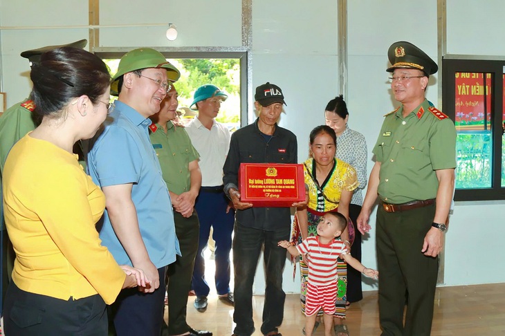 Cao điểm 40 ngày đêm dựng 500 căn nhà, trường học cho vùng lũ Nghệ An- Ảnh 4. Cao điểm 40 ngày đêm dựng 500 căn nhà, trường học cho vùng lũ Nghệ An- Ảnh 4.