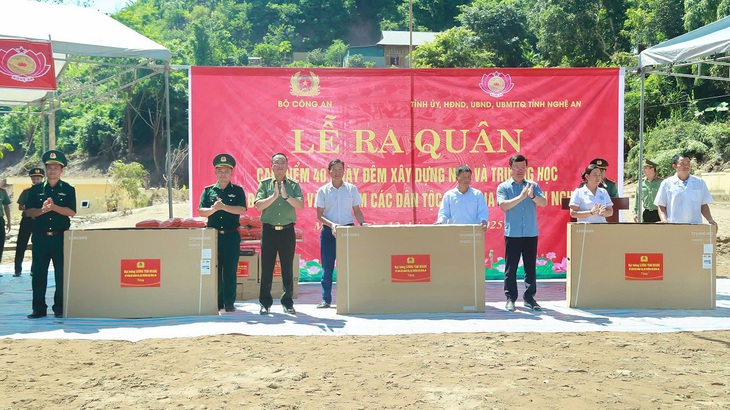 Cao điểm 40 ngày đêm dựng 500 căn nhà, trường học cho vùng lũ Nghệ An- Ảnh 7. Cao điểm 40 ngày đêm dựng 500 căn nhà, trường học cho vùng lũ Nghệ An- Ảnh 7.