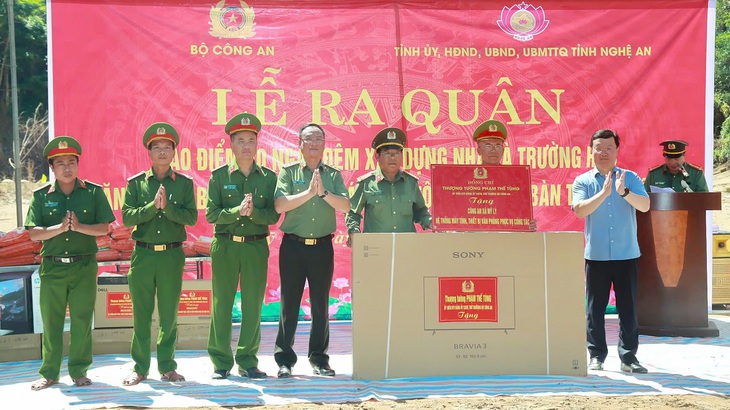 Cao điểm 40 ngày đêm dựng 500 căn nhà, trường học cho vùng lũ Nghệ An- Ảnh 8. Cao điểm 40 ngày đêm dựng 500 căn nhà, trường học cho vùng lũ Nghệ An- Ảnh 8.