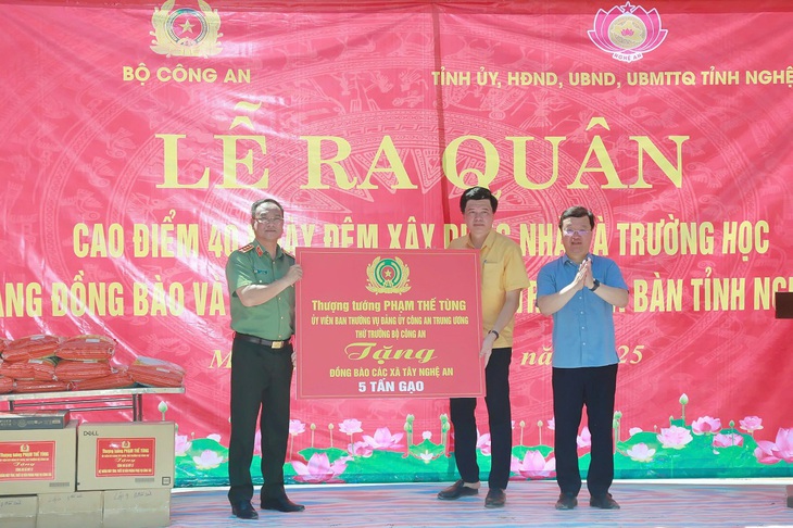 Cao điểm 40 ngày đêm dựng 500 căn nhà, trường học cho vùng lũ Nghệ An- Ảnh 2. Cao điểm 40 ngày đêm dựng 500 căn nhà, trường học cho vùng lũ Nghệ An- Ảnh 2.