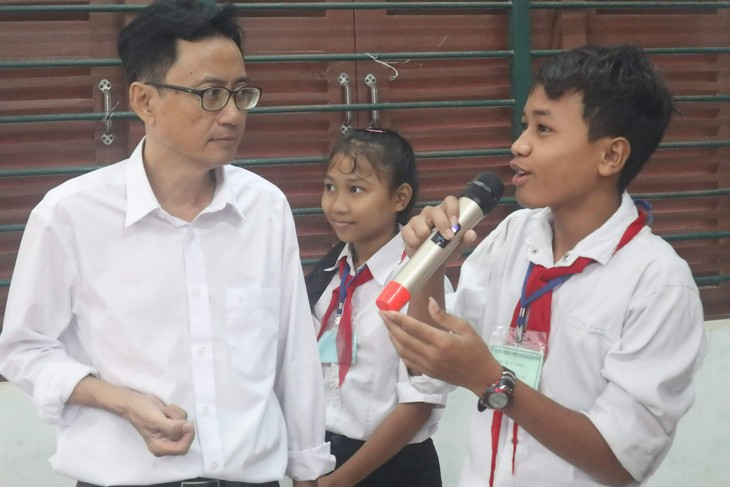 Phụ huynh hướng dẫn con diệt lăng quăng phòng sốt xuất huyết trong dịp hè- Ảnh 1.