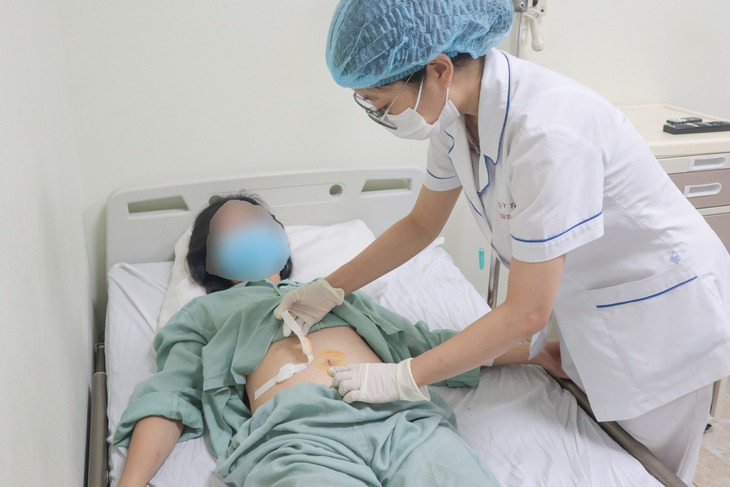 Mắc sỏi túi mật 5 năm, người phụ nữ từ Nga về Việt Nam phẫu thuật lấy sỏi- Ảnh 2.