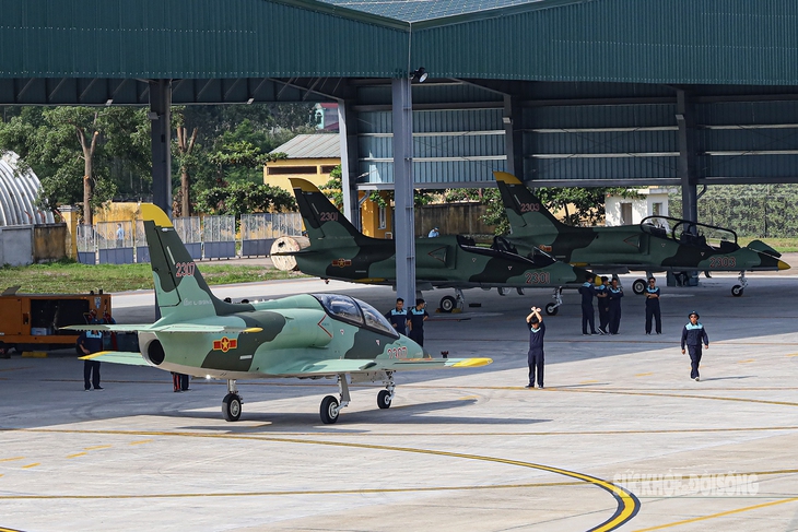 Máy bay trinh sát Yak-130 ‘xé mây’, tạo khoảnh khắc ngoạn mục- Ảnh 1.