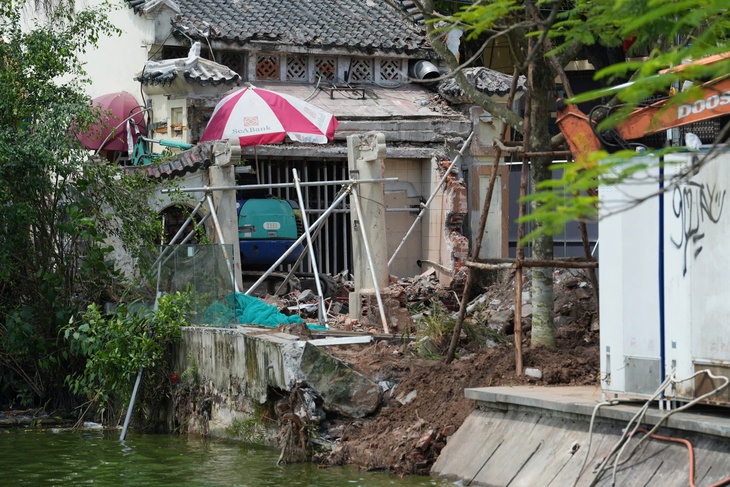Cận cảnh tháo dỡ Hàm Cá mập và một phần nhà hàng Thủy Tạ bên hồ Gươm- Ảnh 5. Cận cảnh tháo dỡ Hàm Cá mập và một phần nhà hàng Thủy Tạ bên hồ Gươm- Ảnh 5.
