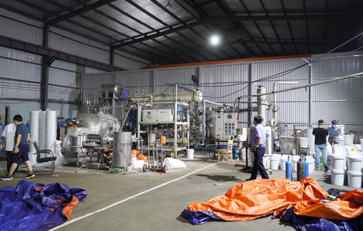 Công an Thanh Hóa lập chiến công xuất sắc, triệt phá đường dây sản xuất và buôn bán khí cười liên tỉnh- Ảnh 4. Công an Thanh Hóa lập chiến công xuất sắc, triệt phá đường dây sản xuất và buôn bán khí cười liên tỉnh- Ảnh 4.