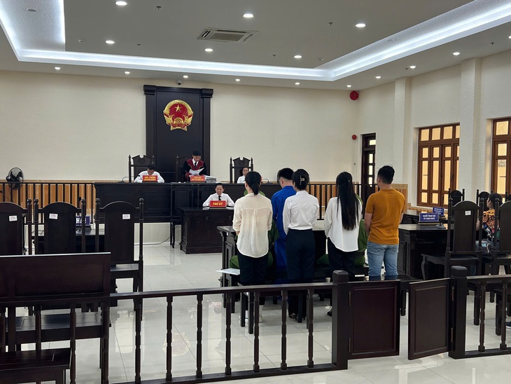 Làm giả giấy tờ lao động cho người nước ngoài, 6 bị cáo lãnh hơn 17 năm tù giam- Ảnh 2.