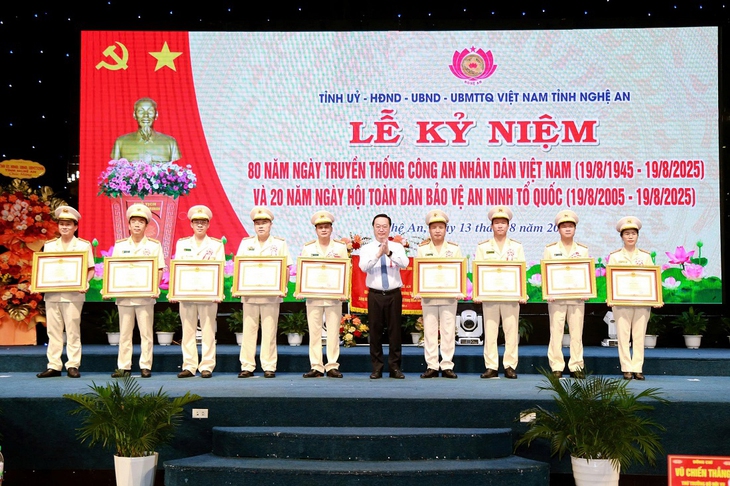 Thừa ủy quyền Thủ tướng Chính phủ, đồng chí Nguyễn Đức Trung, Bí thư Tỉnh ủy trao Bằng khen của Thủ tướng Chính phủ tặng các cá nhân, tập thể có thành tích xuất sắc trong công tác và chiến đấu. Thừa ủy quyền Thủ tướng Chính phủ, đồng chí Nguyễn Đức Trung, Bí thư Tỉnh ủy trao Bằng khen của Thủ tướng Chính phủ tặng các cá nhân, tập thể có thành tích xuất sắc trong công tác và chiến đấu.