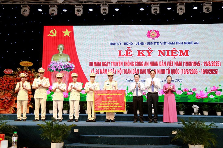 Thay mặt Tỉnh ủy, HĐND, UBND, Ủy ban MTTQ Việt Nam tỉnh Nghệ An, đồng chí Bí thư Tỉnh ủy Nguyễn Đức Trung tặng Công an Nghệ An bức trướng với dòng chữ “80 năm xây dựng, chiến đấu và trưởng thành - Xứng danh Đơn vị Anh hùng lực lượng vũ trang nhân dân” Thay mặt Tỉnh ủy, HĐND, UBND, Ủy ban MTTQ Việt Nam tỉnh Nghệ An, đồng chí Bí thư Tỉnh ủy Nguyễn Đức Trung tặng Công an Nghệ An bức trướng với dòng chữ “80 năm xây dựng, chiến đấu và trưởng thành - Xứng danh Đơn vị Anh hùng lực lượng vũ trang nhân dân”