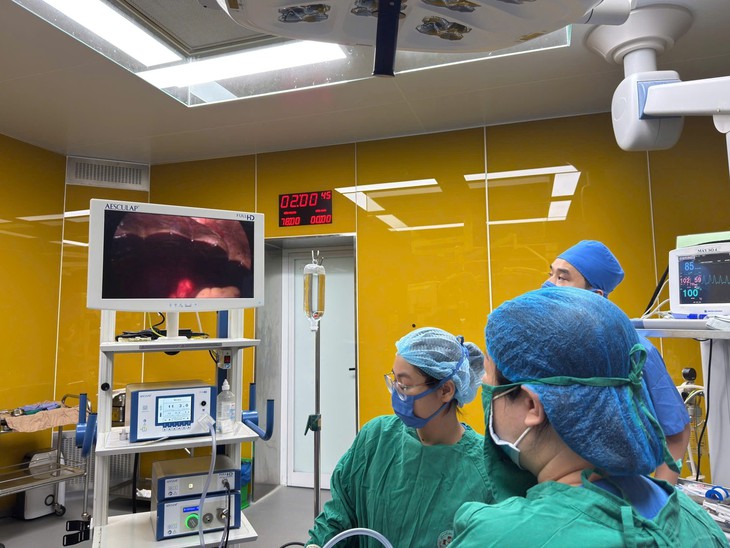 Ca phẫu thuật lúc rạng sáng cứu sống bệnh nhân chửa ngoài tử cung vỡ- Ảnh 1.