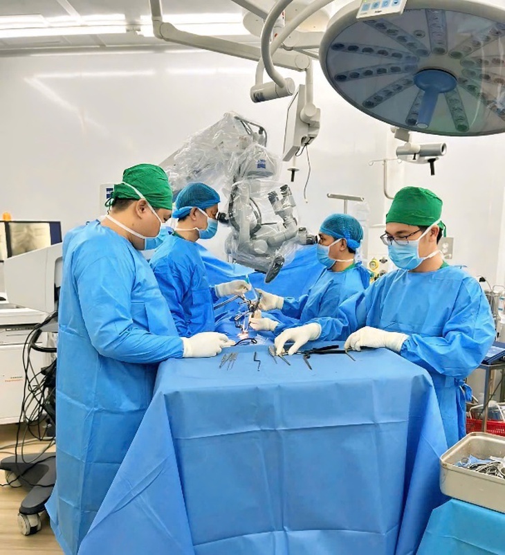 Phẫu thuật đặt ốc chân cung cố định cột sống cổ cứu nam thanh niên bị liệt tứ chi sau tai nạn- Ảnh 1. Phẫu thuật đặt ốc chân cung cố định cột sống cổ cứu nam thanh niên bị liệt tứ chi sau tai nạn- Ảnh 1.