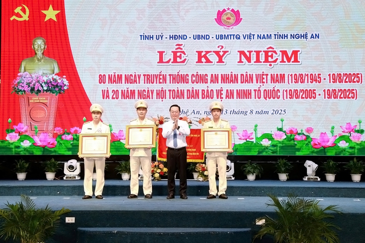 Thừa ủy quyền Chủ tịch nước, đồng chí Nguyễn Đức Trung, Bí thư Tỉnh ủy trao Huân chương Bảo vệ Tổ quốc hạng Ba tặng 03 cá nhân: Đại tá Lê Văn Thái – nguyên Phó Giám đốc Công an tỉnh; Thượng tá Lê Thanh Nghị - Trưởng phòng Cảnh sát giao thông; Thượng tá Nguyễn Văn Đạo - Trưởng phòng Tham mưu Công an tỉnh. Thừa ủy quyền Chủ tịch nước, đồng chí Nguyễn Đức Trung, Bí thư Tỉnh ủy trao Huân chương Bảo vệ Tổ quốc hạng Ba tặng 03 cá nhân: Đại tá Lê Văn Thái – nguyên Phó Giám đốc Công an tỉnh; Thượng tá Lê Thanh Nghị - Trưởng phòng Cảnh sát giao thông; Thượng tá Nguyễn Văn Đạo - Trưởng phòng Tham mưu Công an tỉnh.