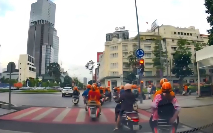 Xử phạt 10 người mặc áo cam chạy Vespa vượt đèn đỏ ở trung tâm TPHCM