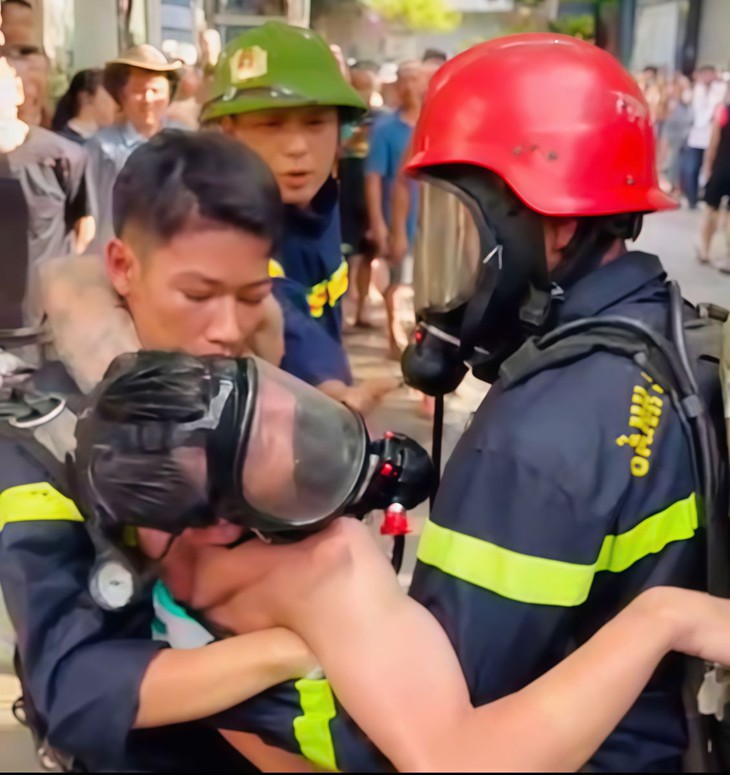 Giải cứu người đàn ông nghi tự phóng hỏa đốt nhà mình- Ảnh 1. Giải cứu người đàn ông nghi tự phóng hỏa đốt nhà mình- Ảnh 1.