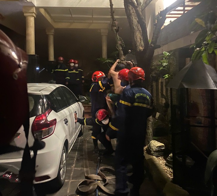 Cứu 5 người thoát khỏi đám cháy căn nhà 2 tầng trong đêm- Ảnh 2.