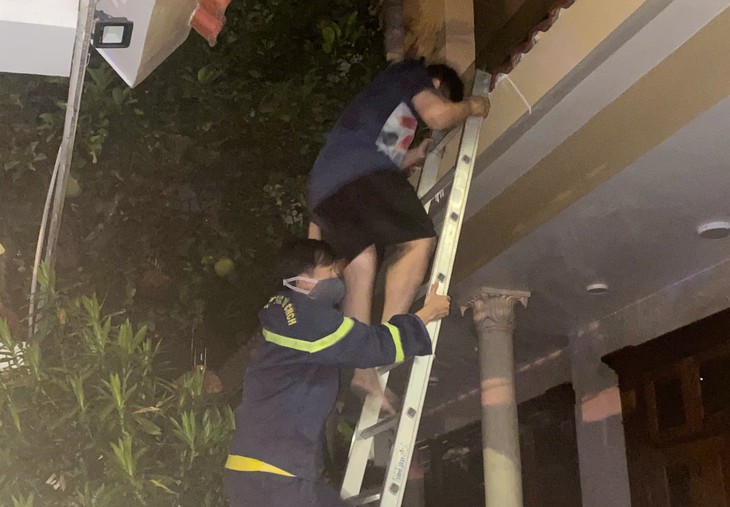 Cứu 5 người thoát khỏi đám cháy căn nhà 2 tầng trong đêm- Ảnh 1.
