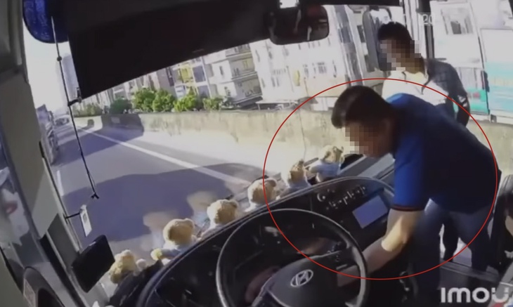 Khởi tố tài xế ô tô rút chìa khóa xe khách trên đường Vành đai 3- Ảnh 1. Khởi tố tài xế ô tô rút chìa khóa xe khách trên đường Vành đai 3- Ảnh 1.
