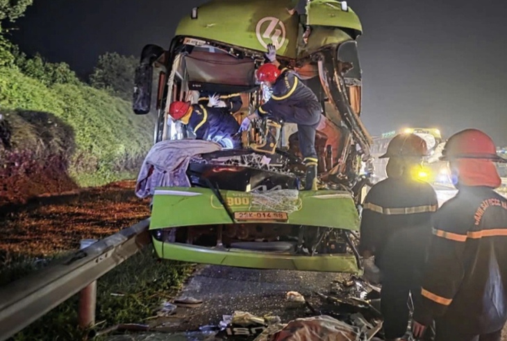 Tai nạn trên cao tốc Nội Bài - Lào Cai, tài xế xe khách tử vong- Ảnh 1. Tai nạn trên cao tốc Nội Bài - Lào Cai, tài xế xe khách tử vong- Ảnh 1.
