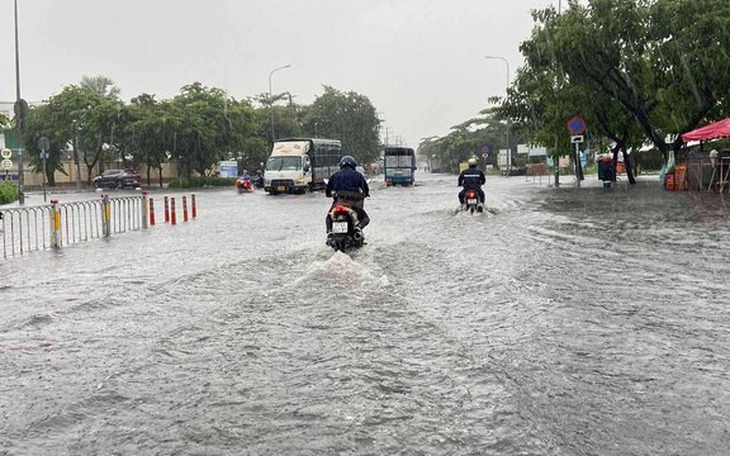 Diễn biến chi tiết mưa dông từng khu vực từ đêm nay