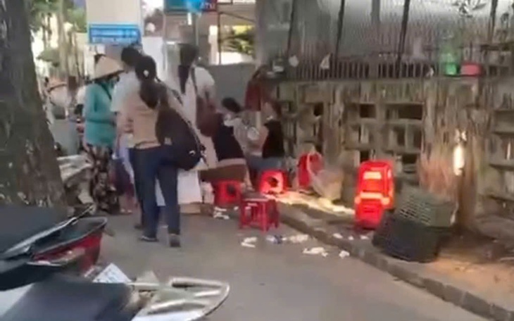 Xôn xao clip người bán hàng vỉa hè ở Huế rửa tô trong chớp nhoáng