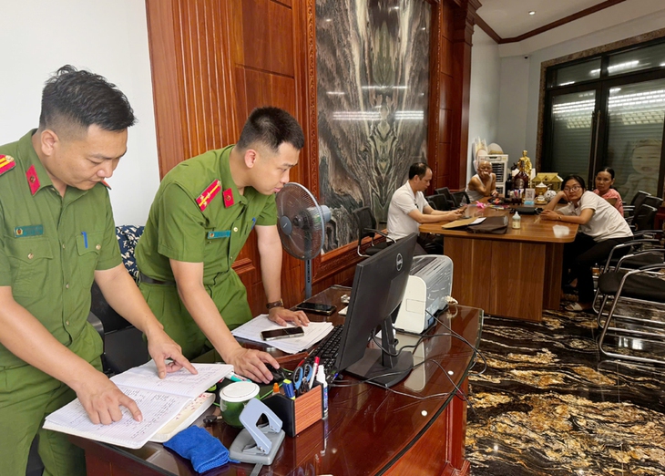 Công an Thanh Hóa triệt phá các băng nhóm tội phạm đội lốt doanh nhân- Ảnh 2. Công an Thanh Hóa triệt phá các băng nhóm tội phạm đội lốt doanh nhân- Ảnh 2.