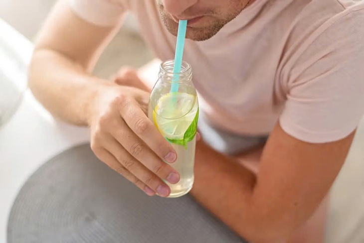 Uống nước trước bữa ăn có giúp giảm mỡ và giảm cảm giác thèm ăn?- Ảnh 1.