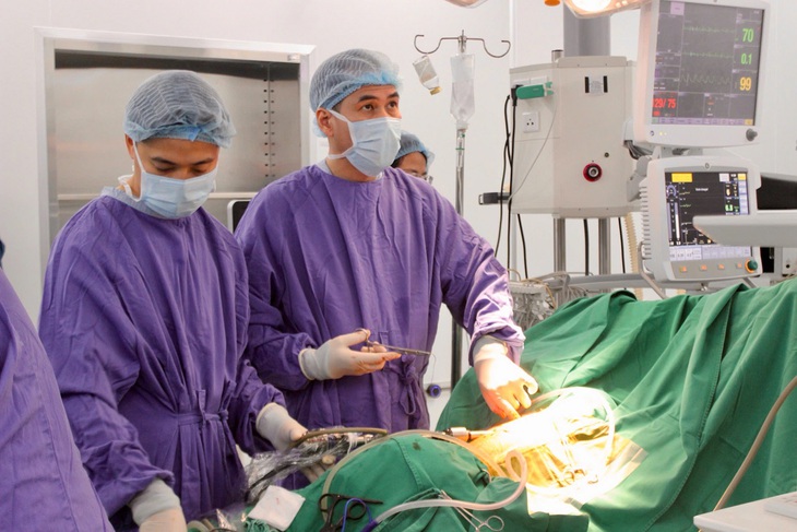 Thầy thuốc Ưu tú Phạm Việt Hùng: Người chinh phục những ca mổ 'bất khả thi' ở Quảng Ninh- Ảnh 1.