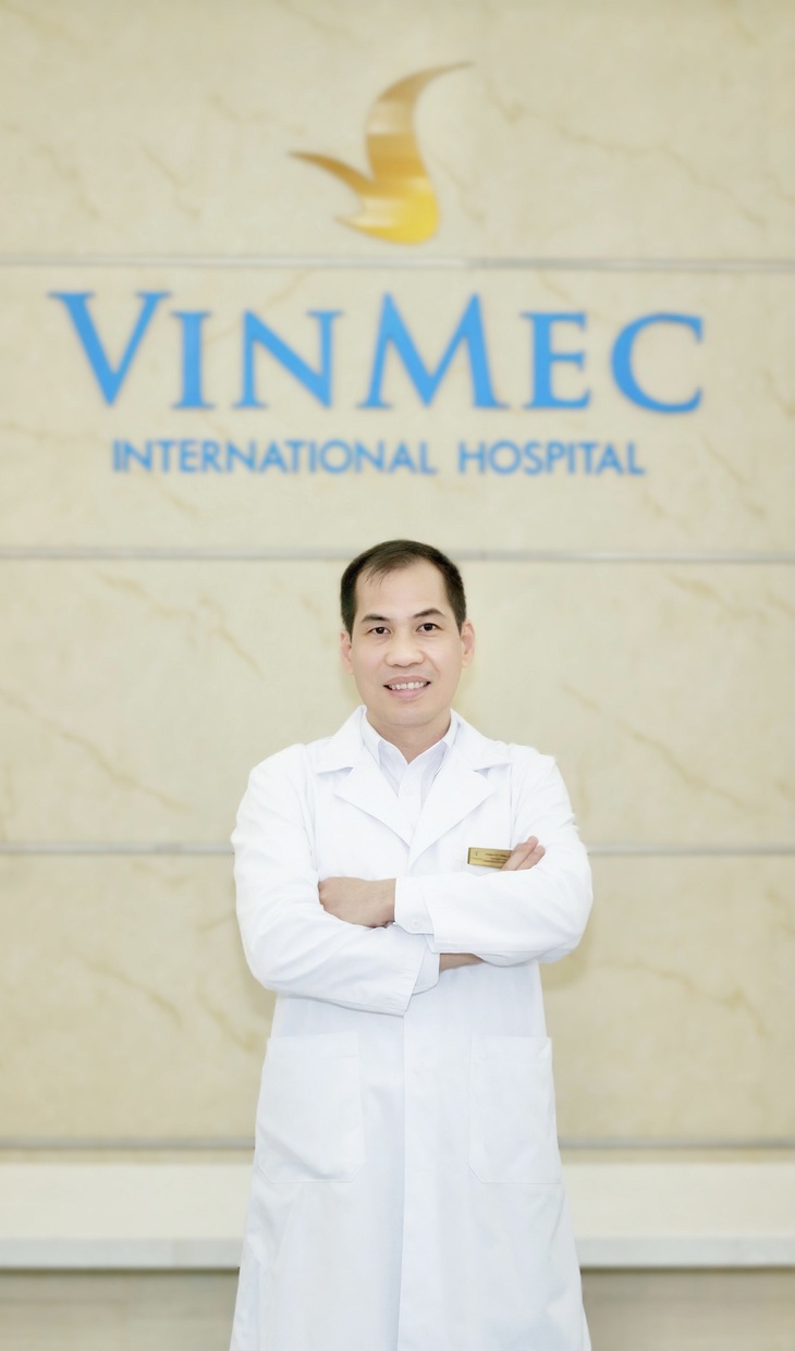 Thầy thuốc Ưu tú Phạm Việt Hùng: Người chinh phục những ca mổ 'bất khả thi' ở Quảng Ninh- Ảnh 3.