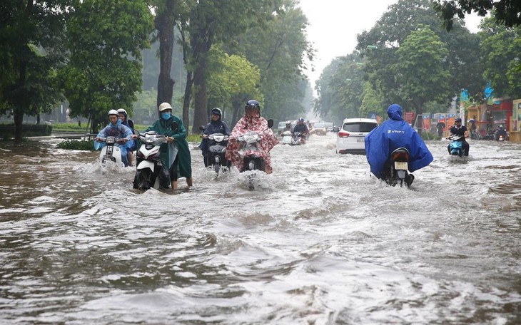 Mưa dông dồn dập khắp cả nước