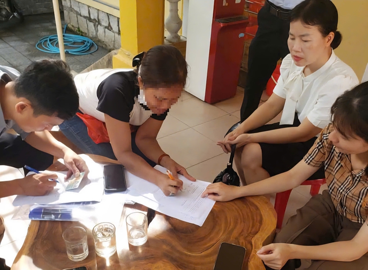 Xử lý chủ quán vỉa hè ở Huế rửa tô chớp nhoáng- Ảnh 1.