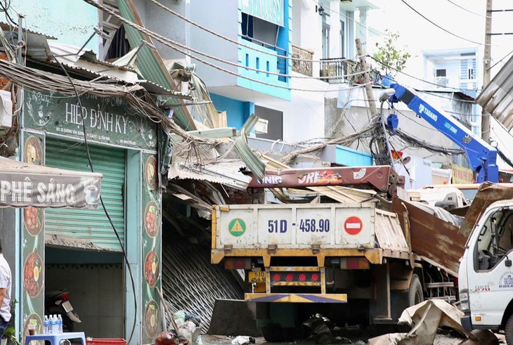 Tiếp tục phong tỏa hiện trường lò ép kính bị nổ tại TPHCM- Ảnh 1. Tiếp tục phong tỏa hiện trường lò ép kính bị nổ tại TPHCM- Ảnh 1.