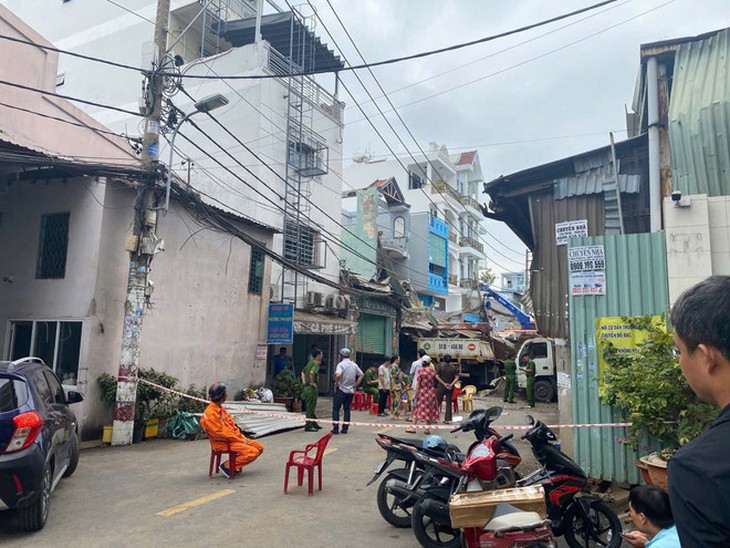 Tiếp tục phong tỏa hiện trường lò ép kính bị nổ tại TPHCM- Ảnh 2. Tiếp tục phong tỏa hiện trường lò ép kính bị nổ tại TPHCM- Ảnh 2.