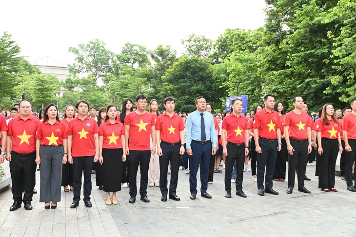 Xúc động lễ chào cờ 'Tôi yêu Tổ quốc tôi' đồng loạt trên cả nước- Ảnh 1.