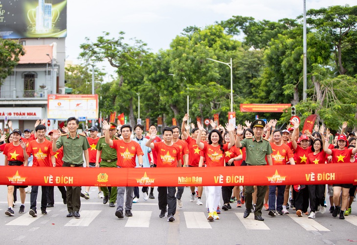 Hàng nghìn người dân Hải Phòng xuống đường đi bộ 'Cùng Việt Nam tiến bước'- Ảnh 1. Hàng nghìn người dân Hải Phòng xuống đường đi bộ 'Cùng Việt Nam tiến bước'- Ảnh 1.