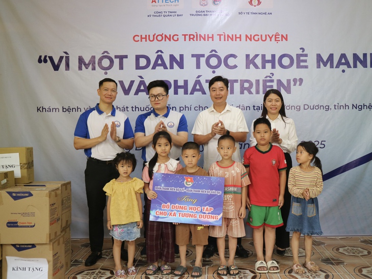 Khám, cấp thuốc miễn phí cho hơn 300 người dân vùng lũ Nghệ An- Ảnh 3.