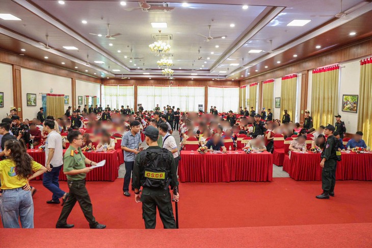 Công an xuất hiện tại hội thảo 'tiền ảo', nhà đầu tư mới biết đang bị lừa
- Ảnh 1.