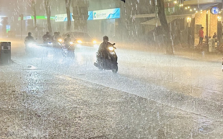 Cập nhật diễn biến mới đợt mưa dông dài ngày ở miền Bắc và miền Trung