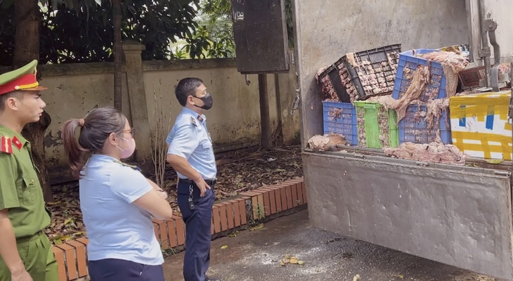 Cao điểm dịch tả lợn châu Phi, tiểu thương lén lút tiêu thụ lợn hơi, thực phẩm đông lạnh giữa đêm- Ảnh 2.