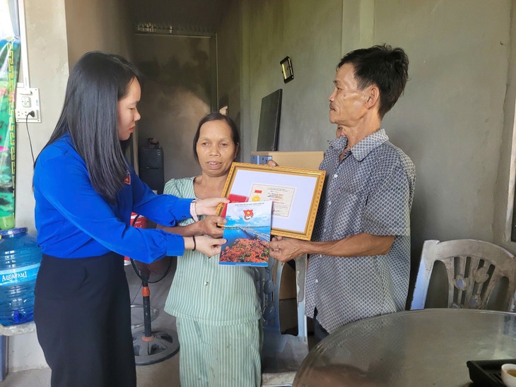Tặng huy hiệu Tuổi trẻ dũng cảm cho 2 đoàn viên cứu người đuối nước- Ảnh 1.