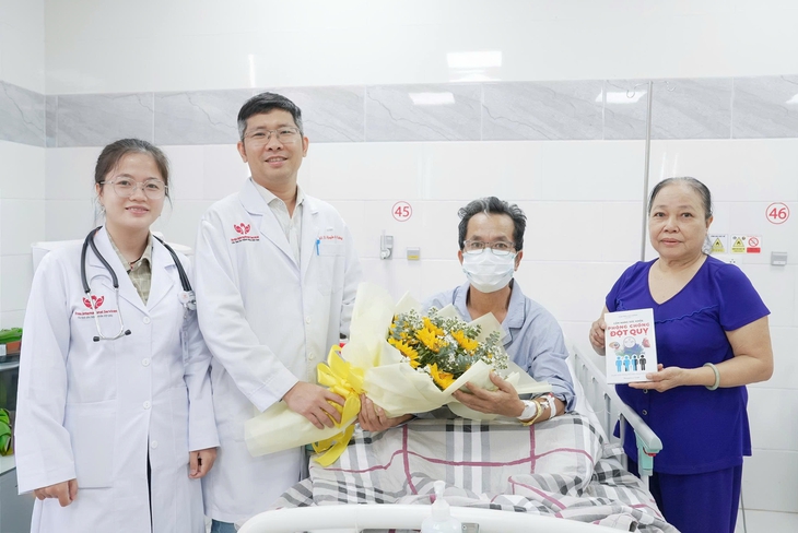Bác sĩ bị ngưng tim, ngưng thở 2 lần được đồng nghiệp 
cứu sống ngoạn mục- Ảnh 1.