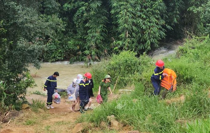 Giải cứu, đưa vào bờ 4 nữ sinh bị nước lũ cô lập khu vực suối Mơ- Ảnh 1.