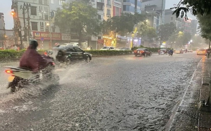 Cảnh báo mưa dông, lốc sét ở nội thành Hà Nội