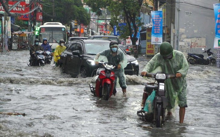 Áp thấp nhiệt đới trên biển gây mưa lớn cho các khu vực nào?