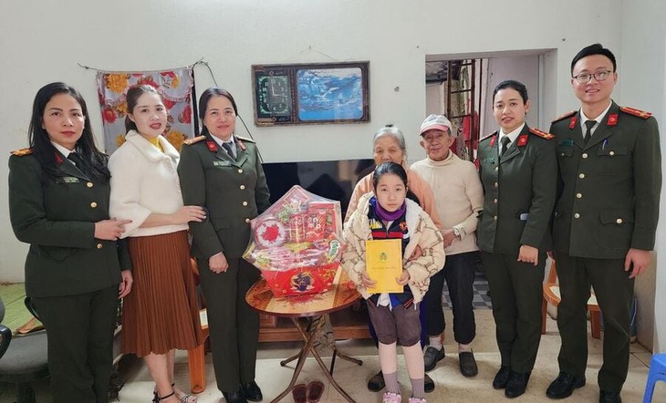 'Mẹ đỡ đầu' nâng bước những số phận mồ côi- Ảnh 4. 'Mẹ đỡ đầu' nâng bước những số phận mồ côi- Ảnh 4.