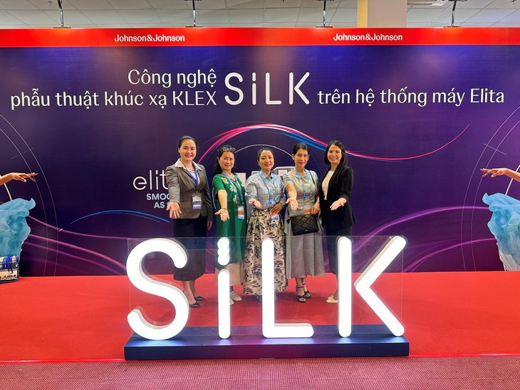 Từ LASIK đến SILK – cuộc 'cách mạng' khúc xạ tại HITEC- Ảnh 1.